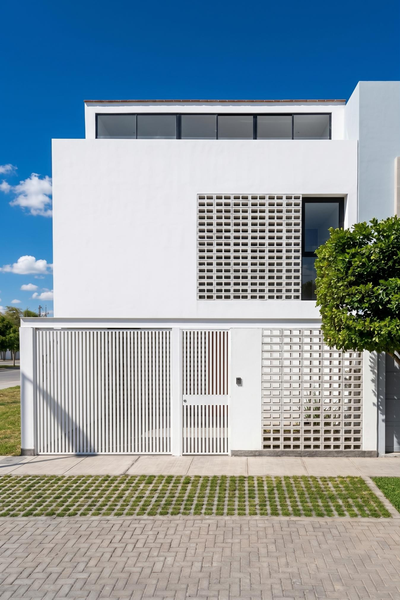 Casa Moderna con Dobles Alturas en Piura – Diseño Personalizado en Lote de 7x20 | ARAM Arquitectos